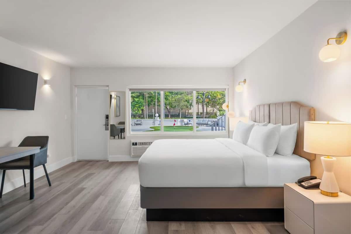 尊榮客房, 1 張特大雙人床, 廚房 | 高級寢具、舒適加層、客房內保險箱、書桌