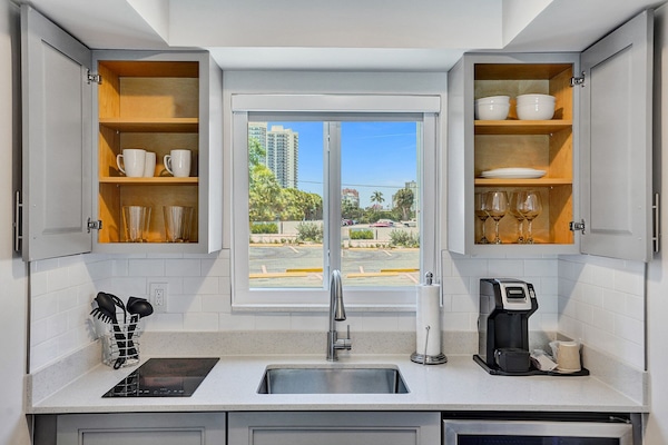 Frigorífico, microondas y cafetera o tetera