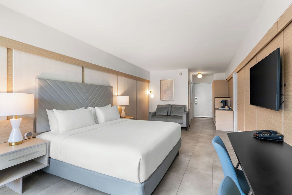 高級客房, 1 張特大雙人床, 陽台, 部分海景 | 高級寢具、舒適加層、客房內保險箱、書桌