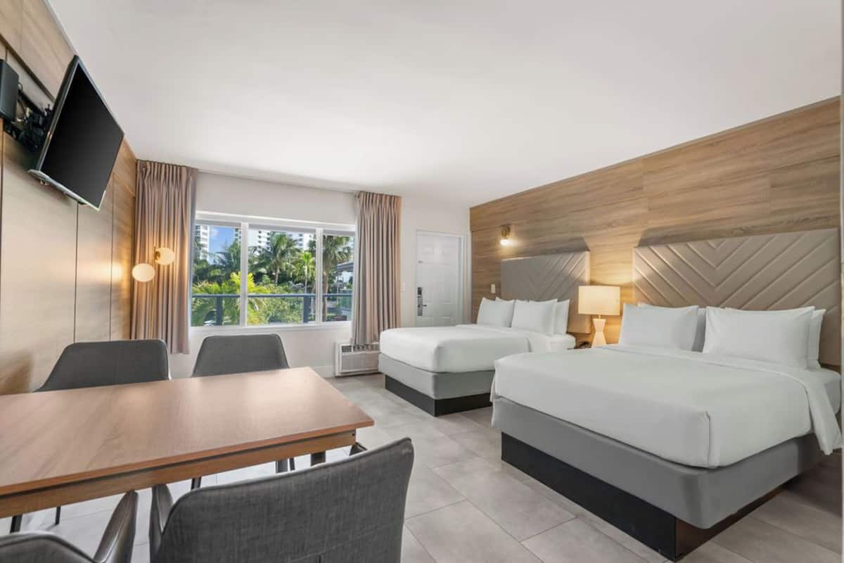 尊榮客房, 2 張標準雙人床, 廚房 | 高級寢具、舒適加層、客房內保險箱、書桌