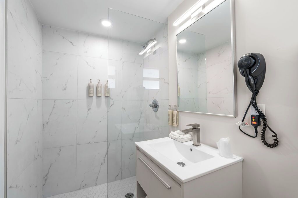 Combined shower/tub, rainfall showerhead, eco-friendly toiletries