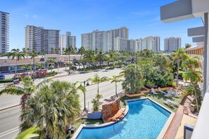 3 outdoor pools, a heated pool, free pool cabanas, pool umbrellas