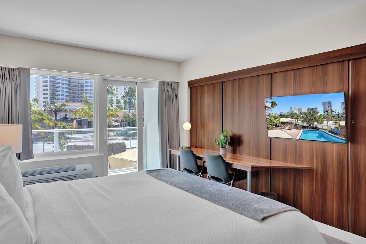 Superior-Zimmer, 1 King-Bett, Balkon, eingeschränkter Meerblick | 2 Schlafzimmer, hochwertige Bettwaren, Pillowtop-Betten, Zimmersafe