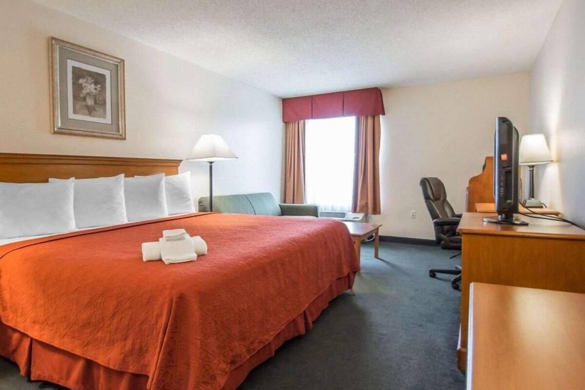Desk, laptop workspace, iron/ironing board, rollaway beds
