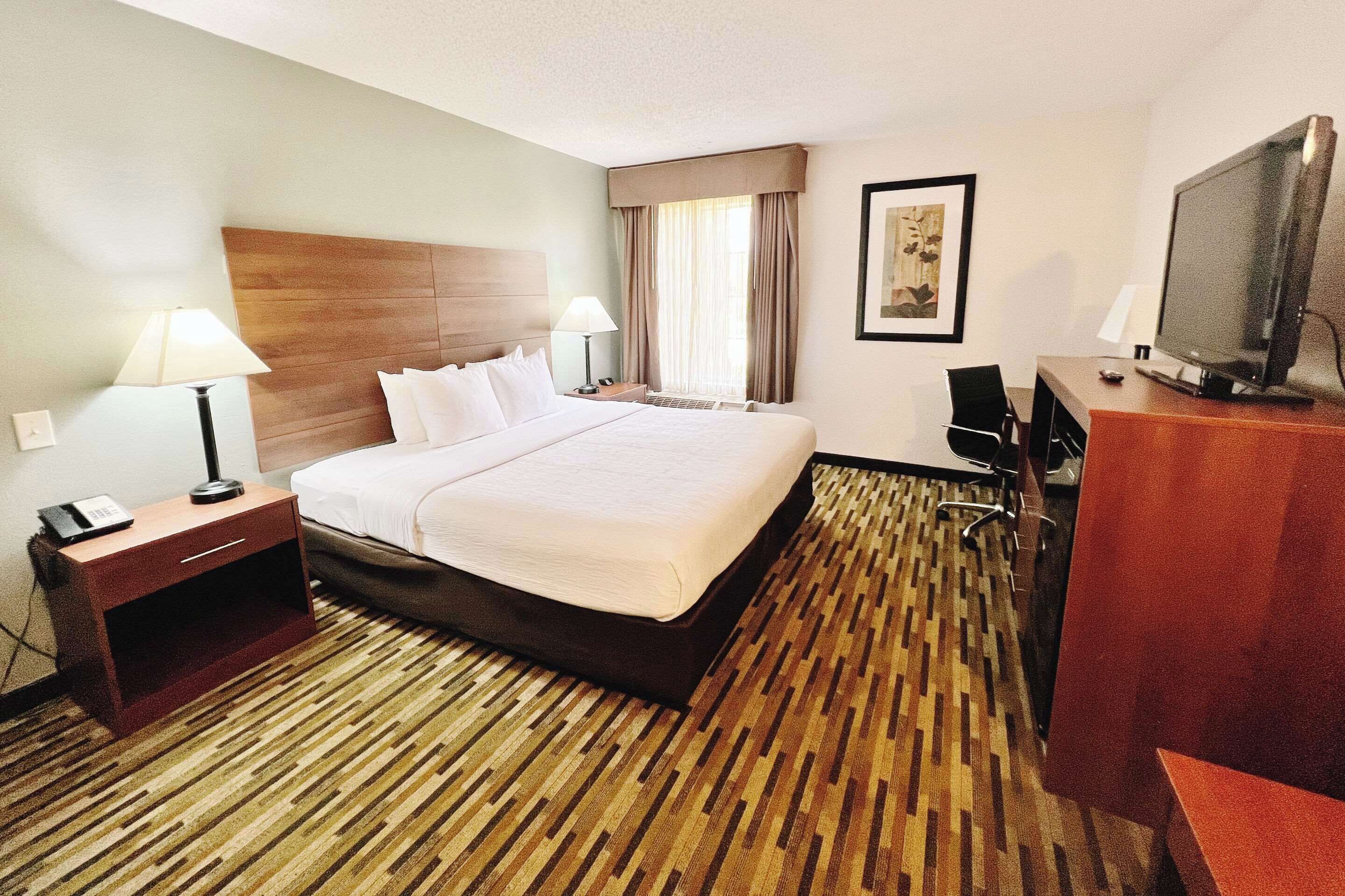 Escritorio y espacio para trabajar con laptop 