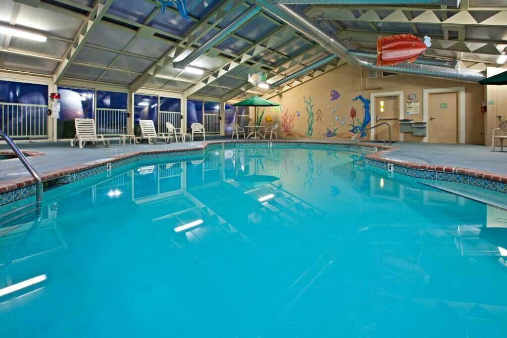 indoor pool, open 7:00 am to 10:00 pm, pool loungers