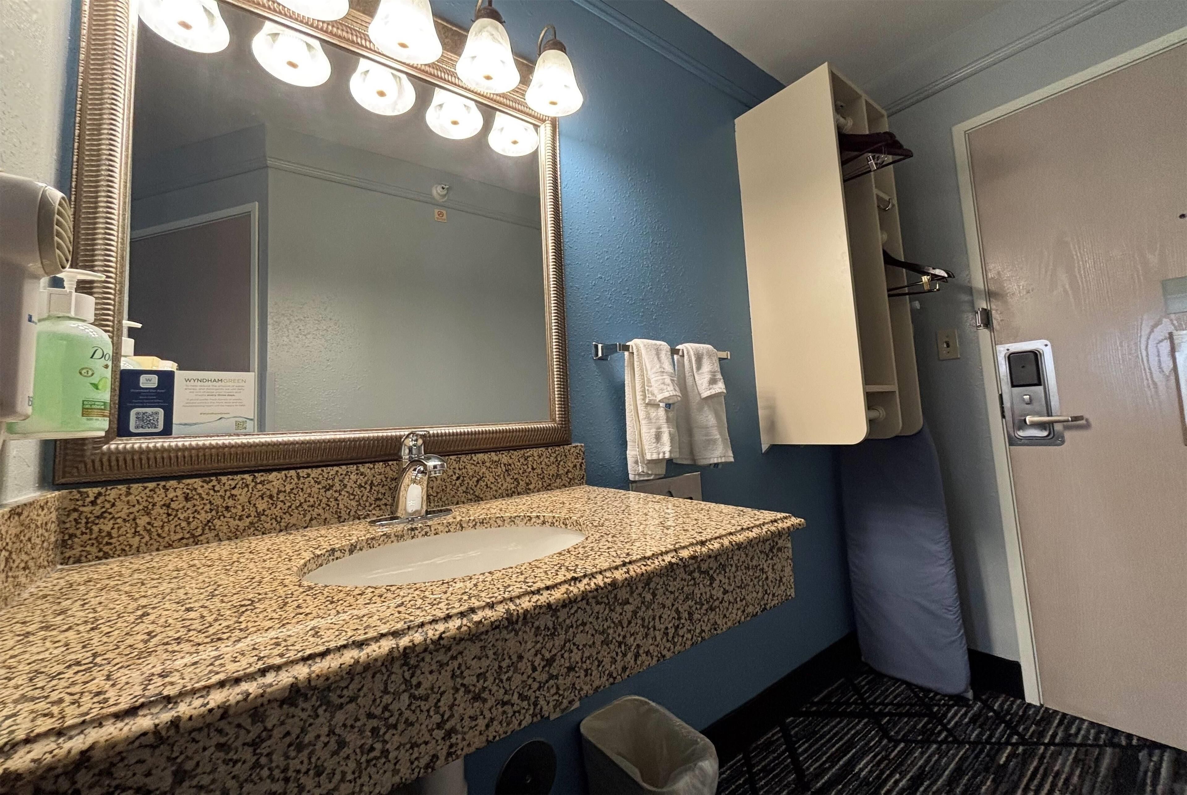 room, 1 queen bed, accessible, non smoking (mobility) | bathroom | combined shower/bathtub, free toiletries, hair dryer, towels