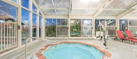 Piscine intérieure, accès possible de 7 h à 22 h, chaises longues