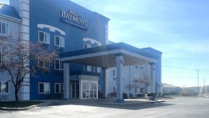 A Baymont by Wyndham hotel with a blue facade, a covered entrance, and a parking lot. - Baymont by Wyndham Litchfield (Litchfield)