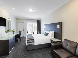 Superior Room, 1 Queen Bed | Premium bedding, minibar, desk, blackout curtains - Mercure Goulburn (Goulburn)