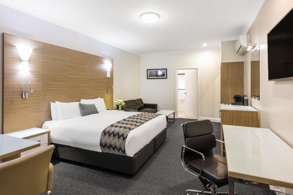 Ropa de cama de alta calidad, minibar, escritorio y cortinas blackout