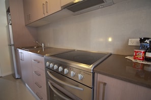 Roba de llit d'alta qualitat, minibar, escriptori i cortines opaques