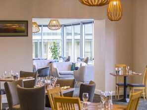 Breakfast and dinner served, international cuisine - Mercure Goulburn (Goulburn)