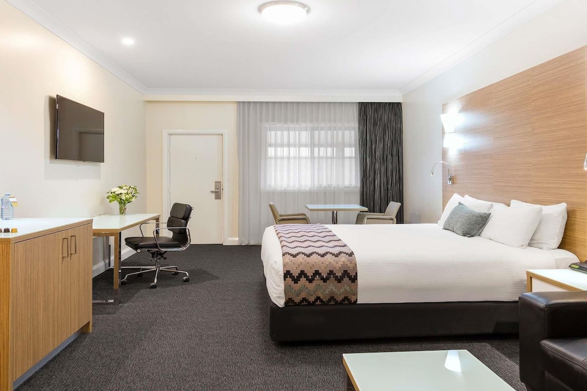 Privilege, Room, 1 King Bed, Jetted Tub
