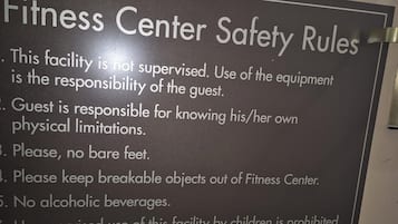 Señal que enumera las normas de seguridad para un centro de fitness.