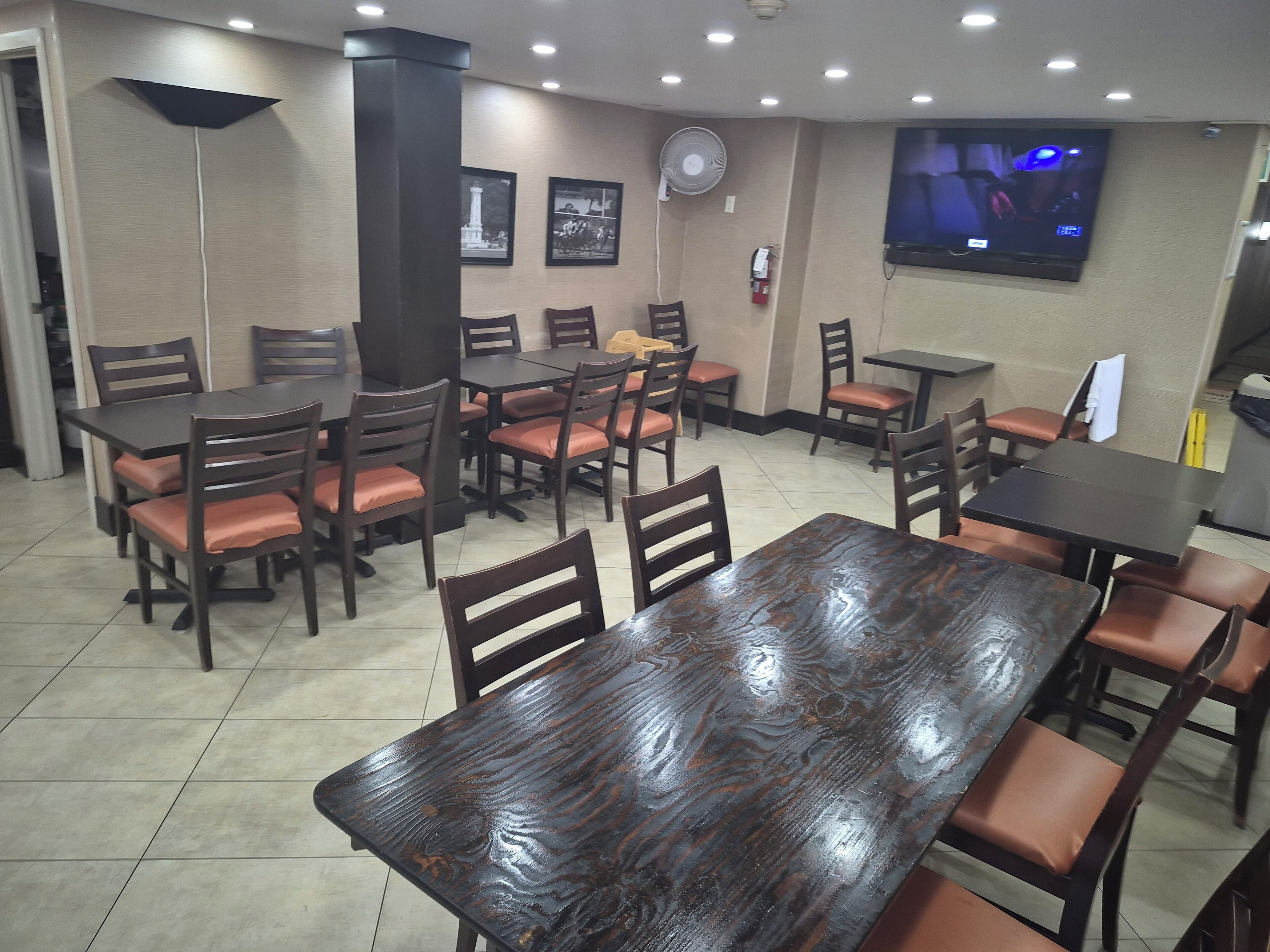 free daily full breakfast