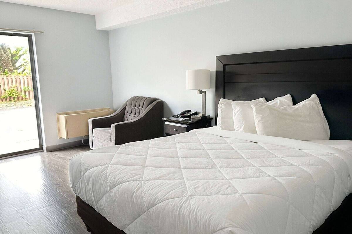 Tabla de planchar con plancha, wifi gratis, ropa de cama