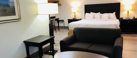 Tabla de planchar con plancha, wifi gratis y ropa de cama