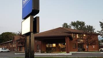 Vista frontal de la propiedad