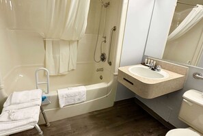 Ein Badezimmer mit Badewanne, Waschbecken und Toilette.