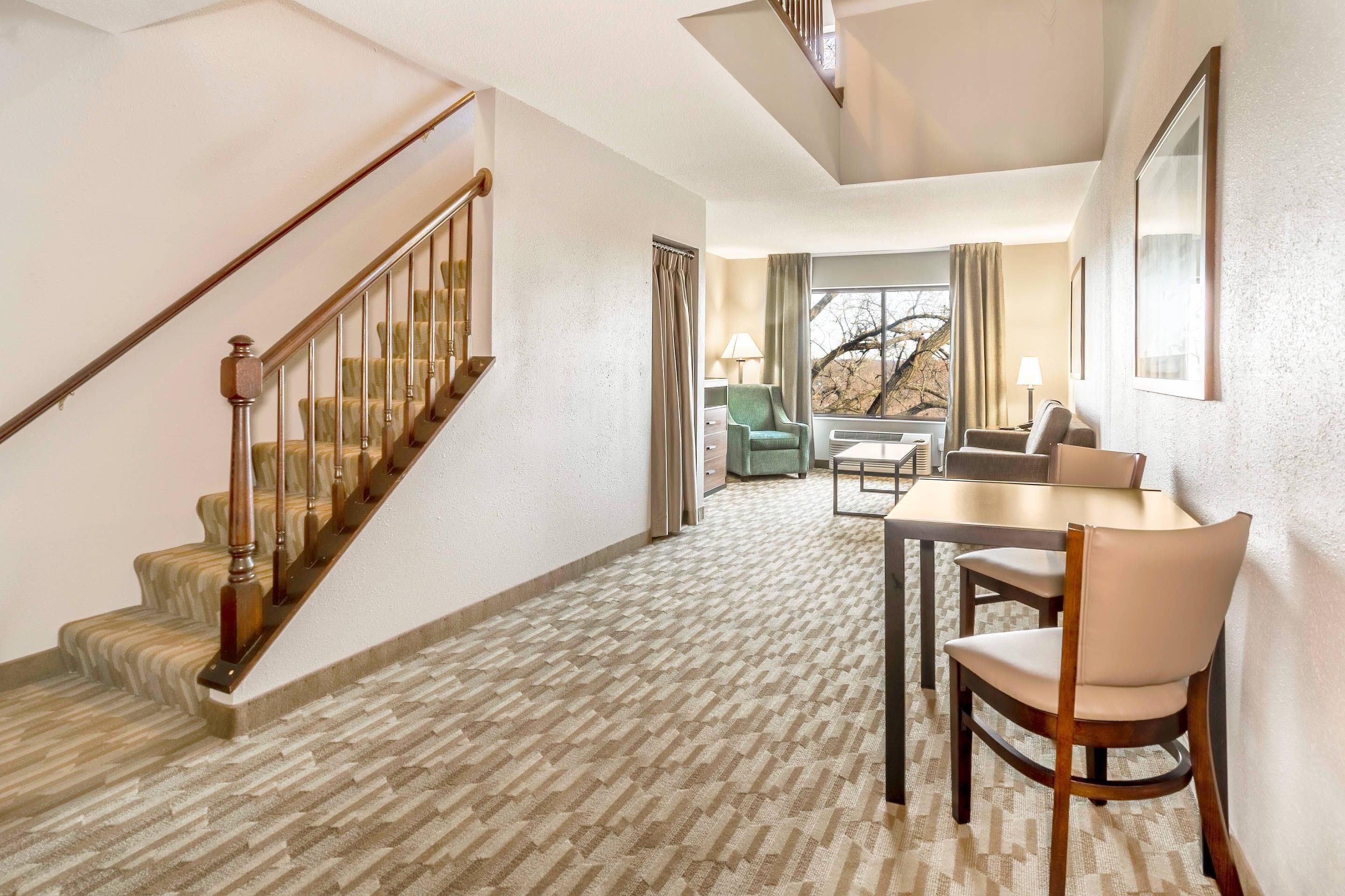 أسرّة بطبقة علوية مريحة ومكتب ومساحة عمل للكمبيوتر المحمول وستائر تعتيم