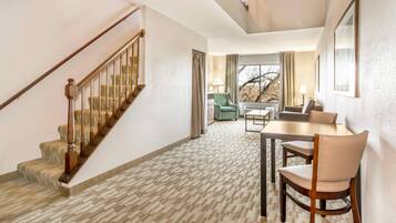 Suite - 1 kingsize-seng med sovesofa - ikke-ryger | Senge med topmadrasser, skrivebord, arbejdsområde til bærbare computere