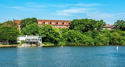 Riverview Inn & Suites, Ascend Hotel Collection