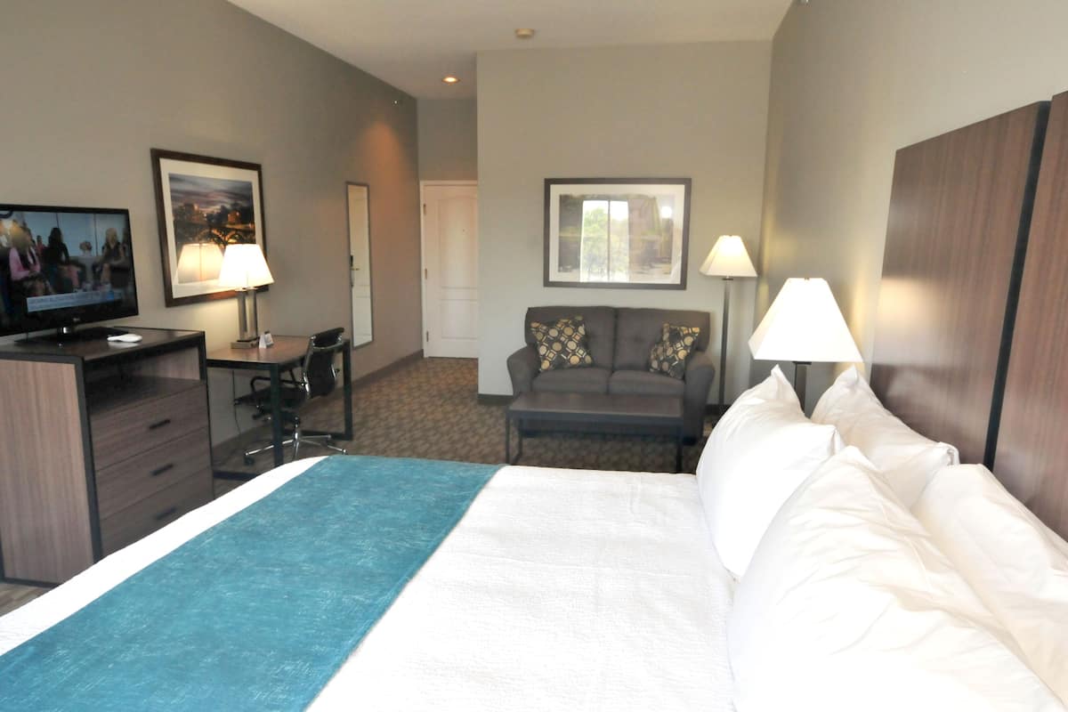 Pillowtop beds, desk, laptop workspace, blackout drapes