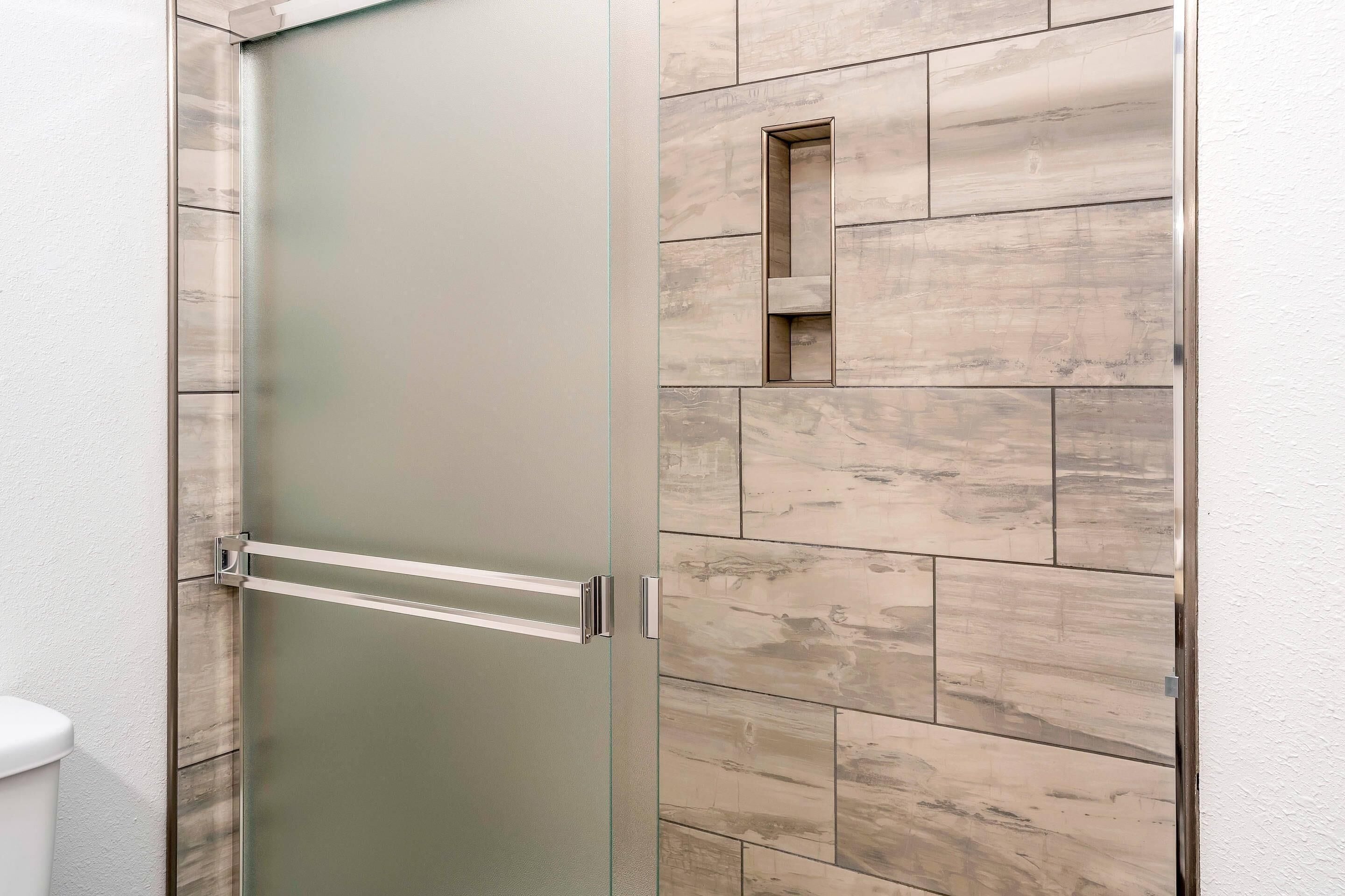 أسرّة بطبقة علوية مريحة ومكتب ومساحة عمل للكمبيوتر المحمول وستائر تعتيم