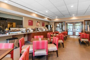 Café da manhã com buffet grátis todos os dias
