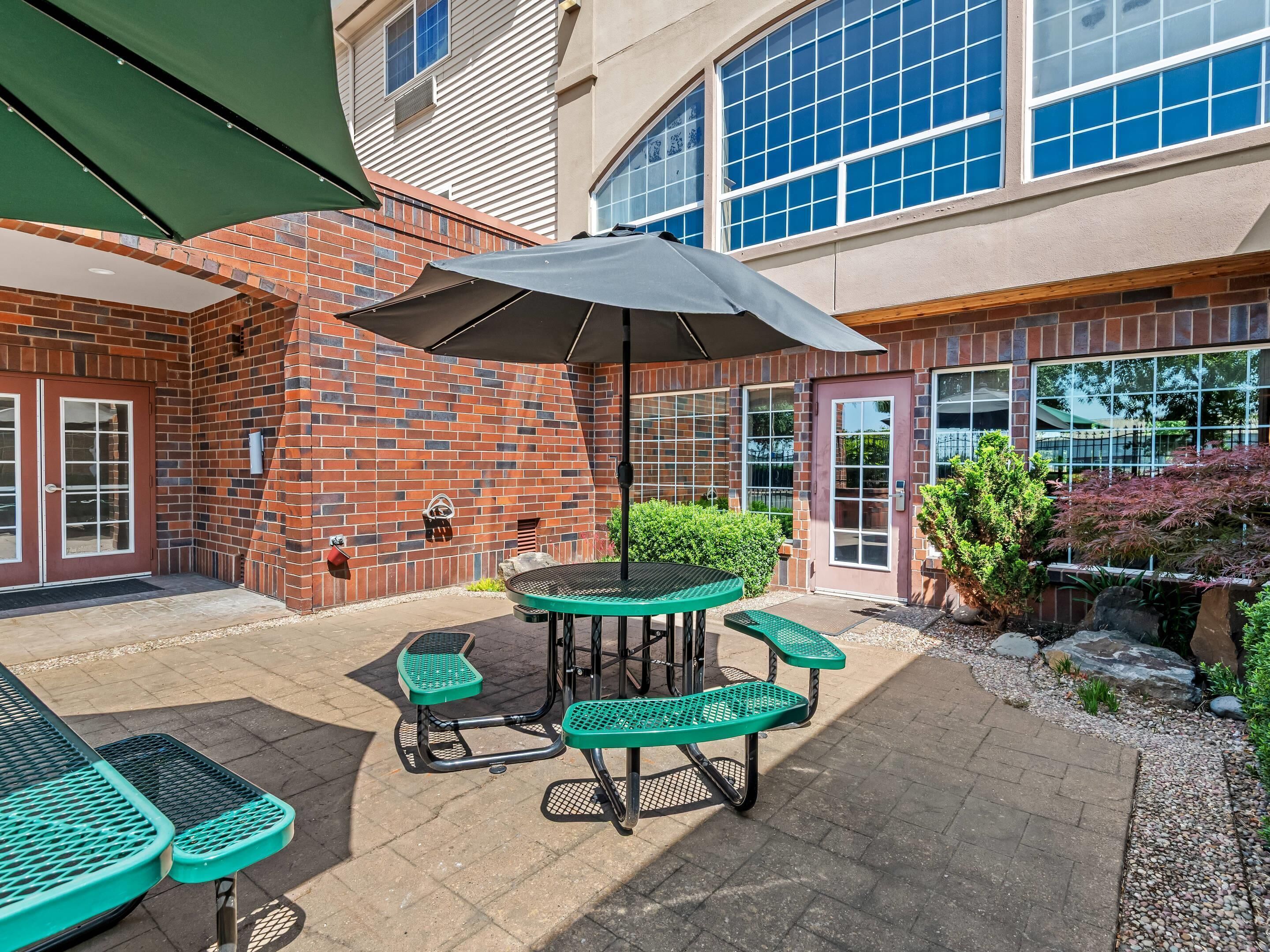 Indoor pool, sun loungers