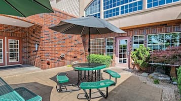 Indoor pool, sun loungers