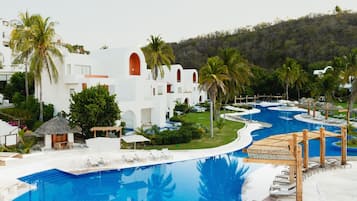 3 albercas al aire libre y salvavidas en la propiedad