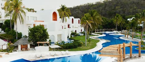 3 outdoor pools, open 8:00 AM to 8:00 PM, lifeguards on site