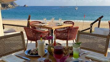 5 restaurantes; se sirven desayunos, comidas y cenas
