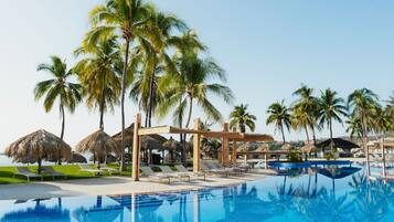 3 albercas al aire libre y salvavidas en la propiedad