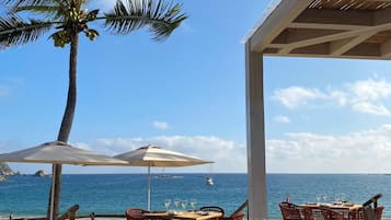 5 restaurants, breakfast, lunch, dinner served; international cuisine