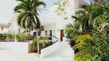 5 restaurantes, se sirven desayunos, comidas y cocina internacional