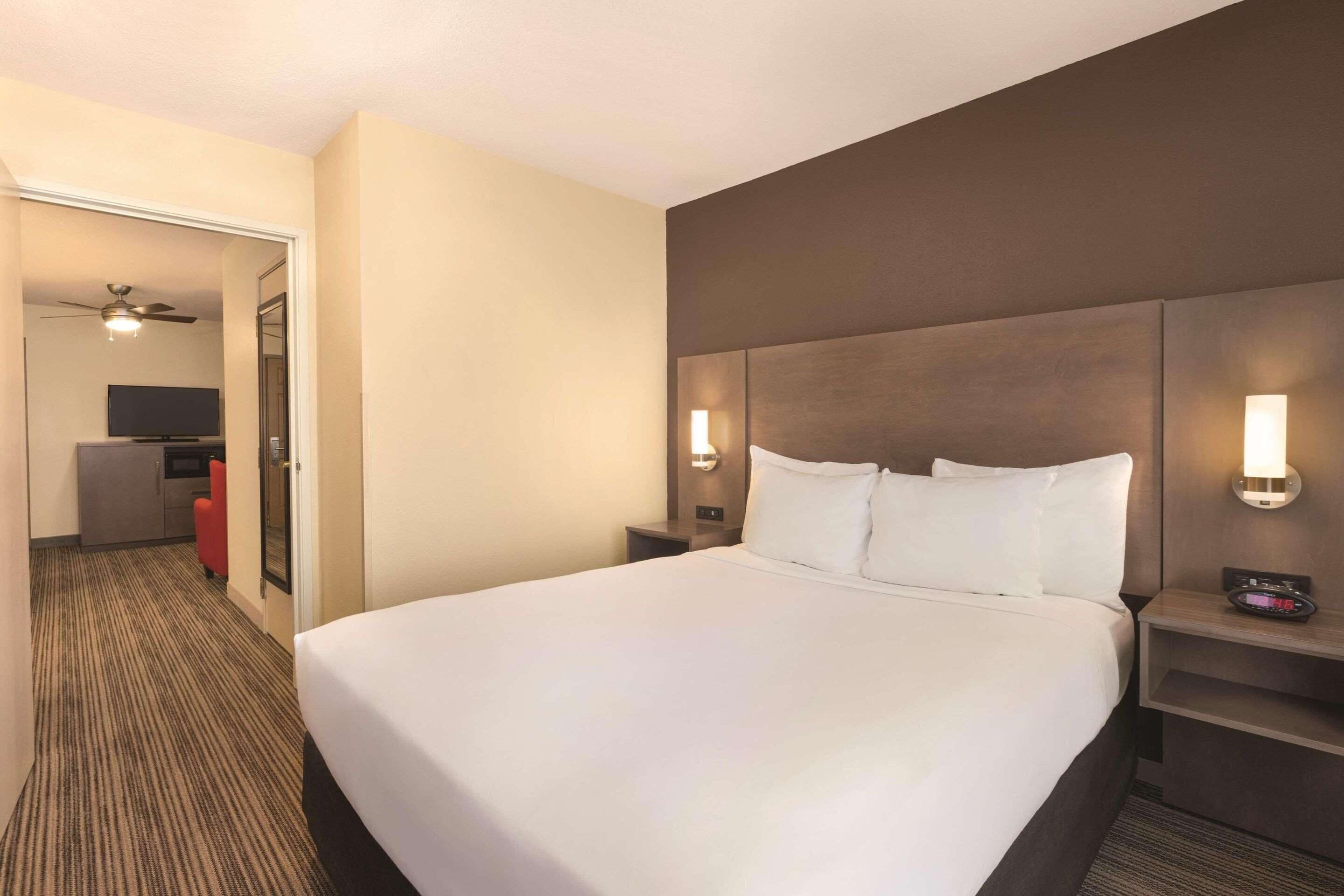 suite, 1 bedroom, non smoking | down duvets, desk, blackout curtains, iron/ironing board