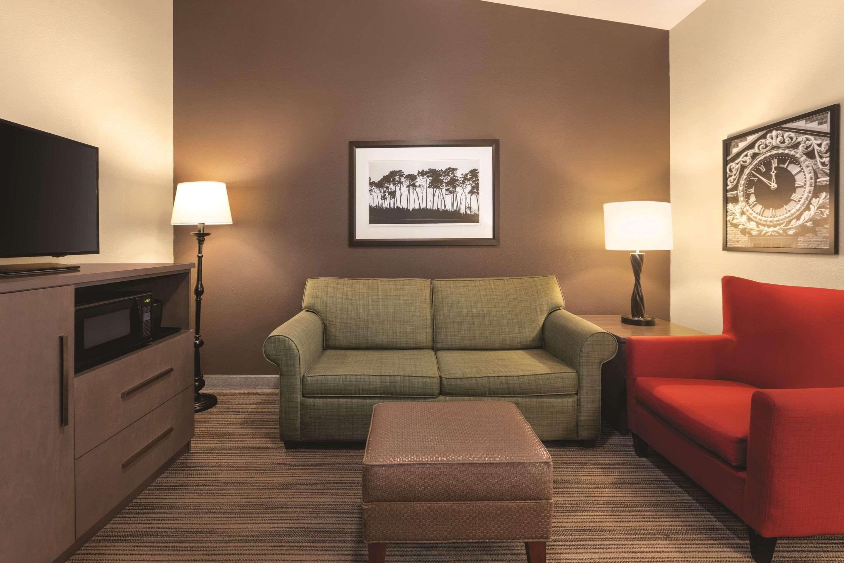 suite, 1 bedroom, non smoking | down duvets, desk, blackout curtains, iron/ironing board