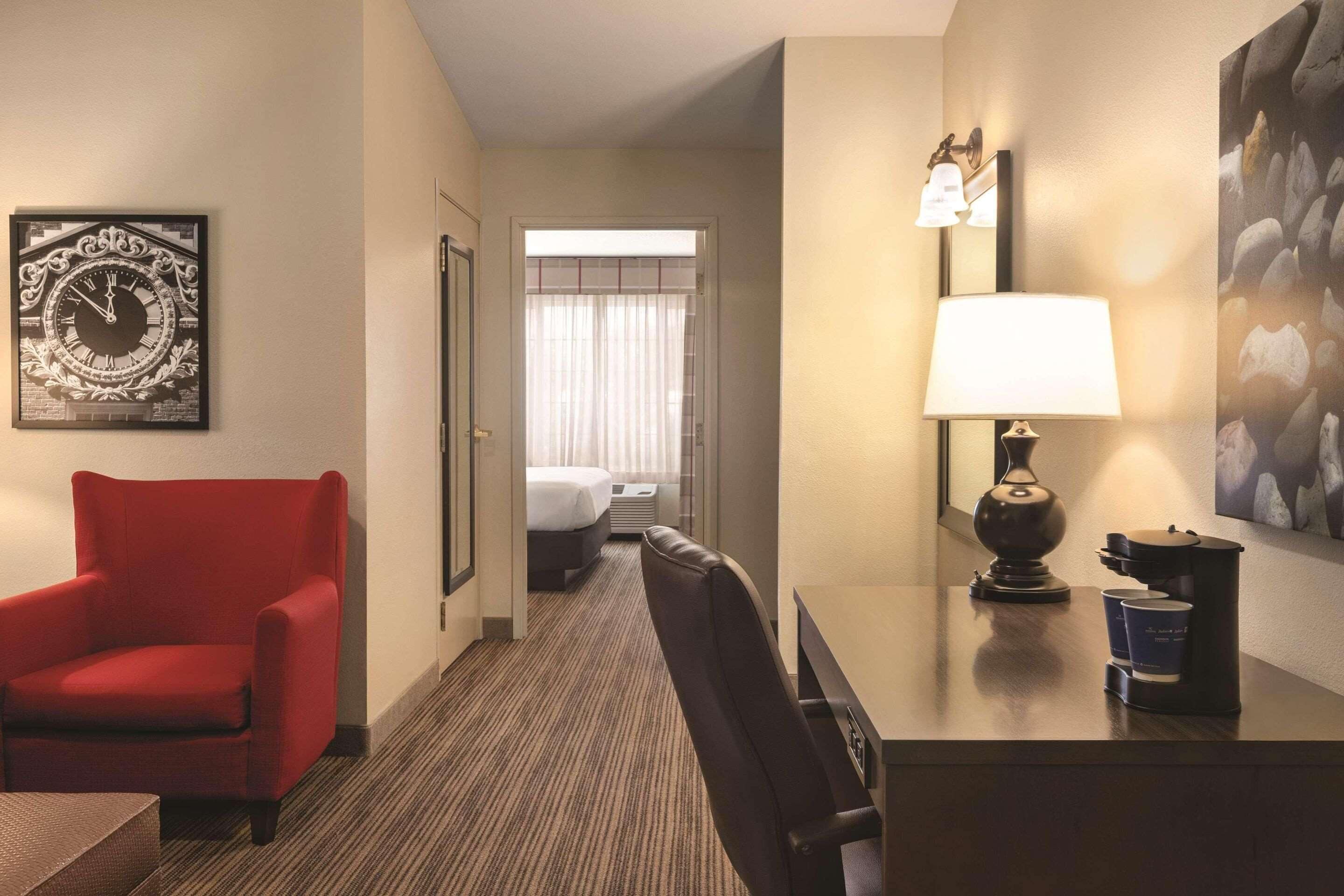 suite, 1 bedroom, non smoking | down duvets, desk, blackout curtains, iron/ironing board