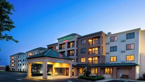 A Courtyard Marriott hotel with a covered entrance, multiple floors, and a parking lot. - Courtyard by Marriott Cranbury South Brunswick (Cranbury)
