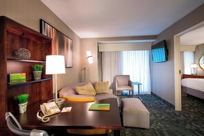 Suite, 1 habitación, balcón | Ropa de cama hipoalergénica y escritorio