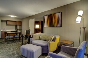 Hypo-allergenic bedding, desk, laptop workspace, blackout drapes - Courtyard by Marriott Tysons McLean (McLean)