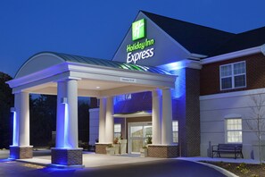 Un bâtiment de l’hôtel Holiday Inn Express doté d’une entrée abritée, d’une signalisation claire et d’une façade en briques.