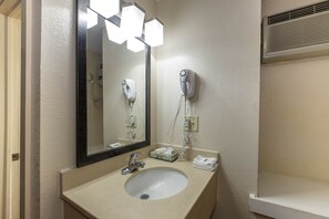 Combined shower/bathtub, hair dryer, towels