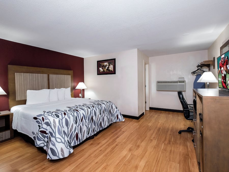 Quarto superior, 1 cama King (Larger Room, Smoke Free) | Escrivaninha, cortinas blackout, ferros/tábuas de passar roupa