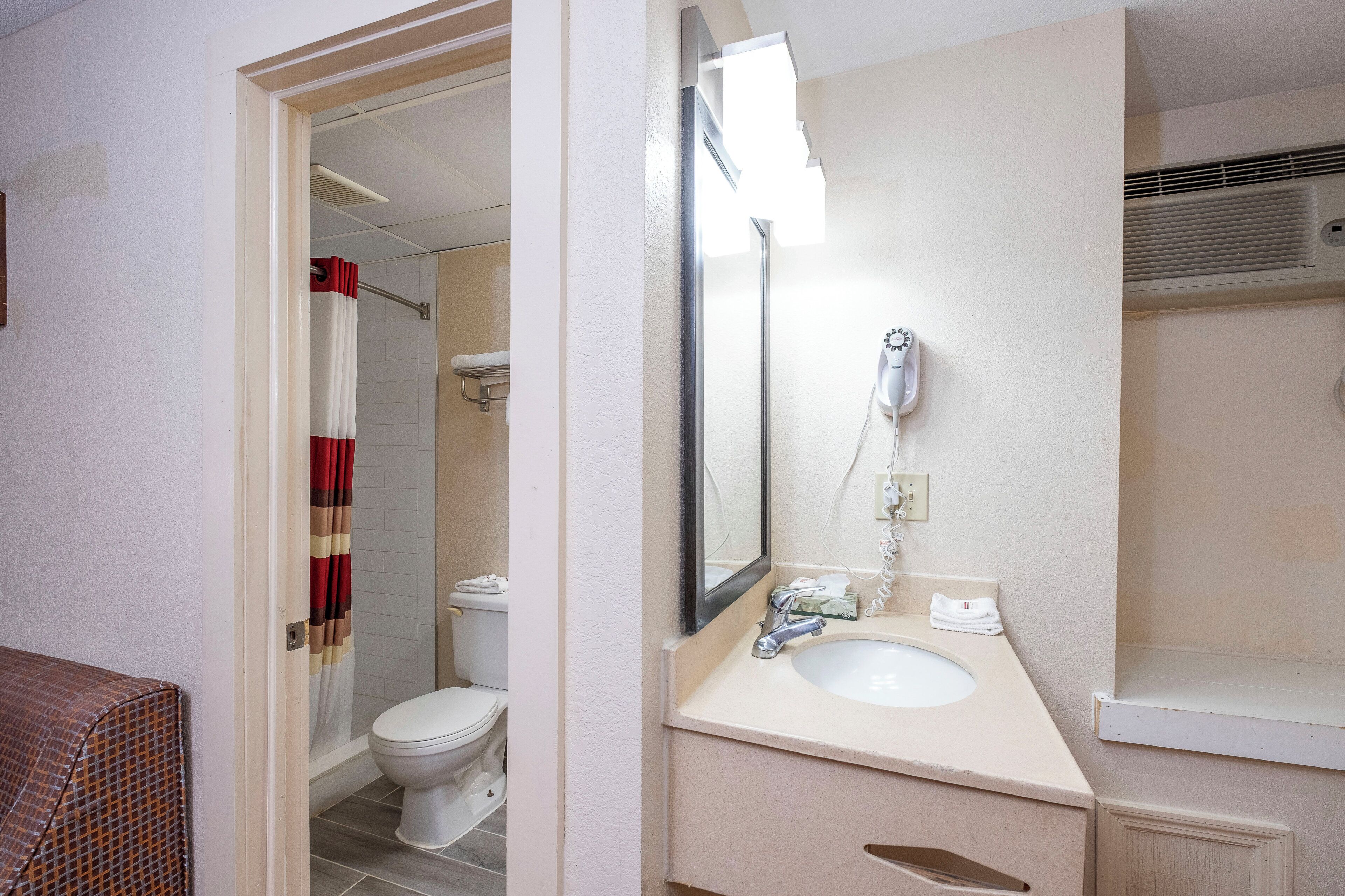 Combined shower/tub, hair dryer, towels