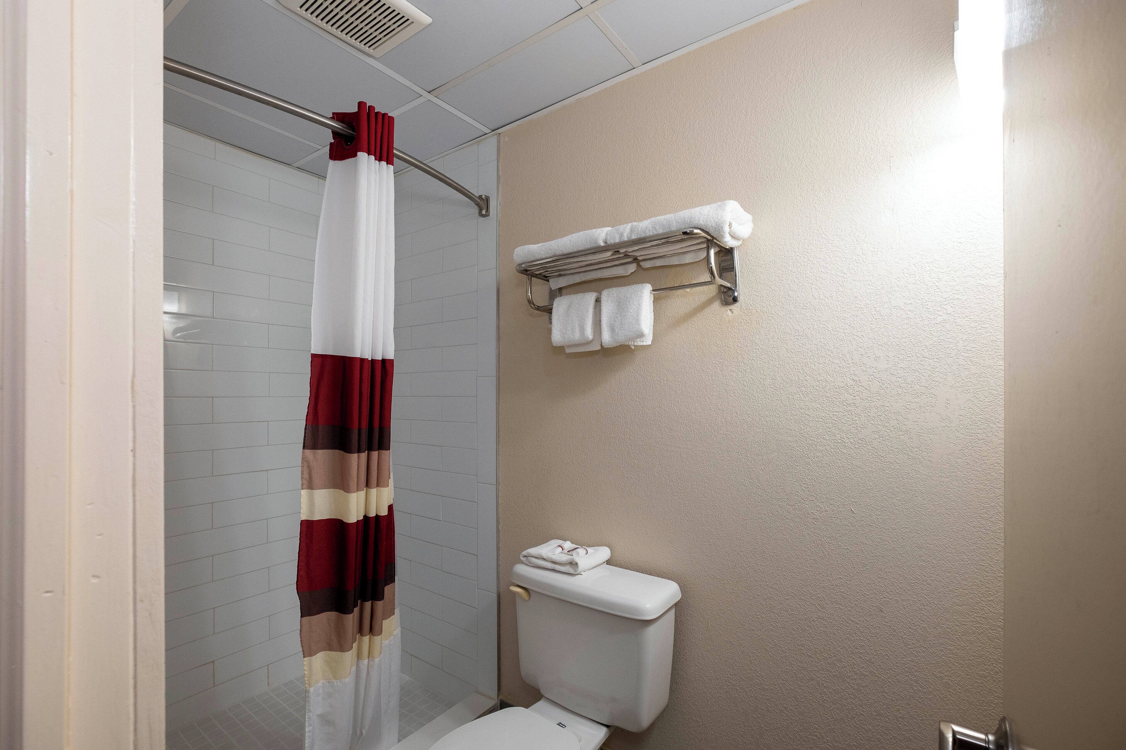 Combined shower/tub, hair dryer, towels