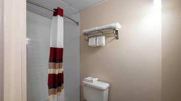Combined shower/tub, hair dryer, towels